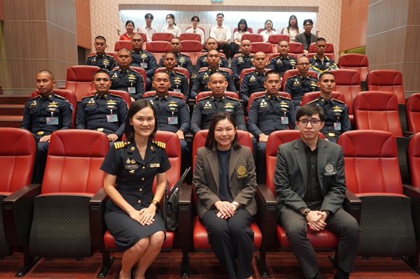 ผู้ช่วยศาสตราจารย์ ดร.สกุลรัตน์ วรธำรง รองคณบดีฝ่ายการสื่อสารองค์กรและความเป็นนานาชาติพร้อมทั้งคณะ ต้อนรับ คณะครูและนักเรียนจากโรงเรียน โรงเรียนนายเรืออากาศนวมินทกษัตริยธิราช