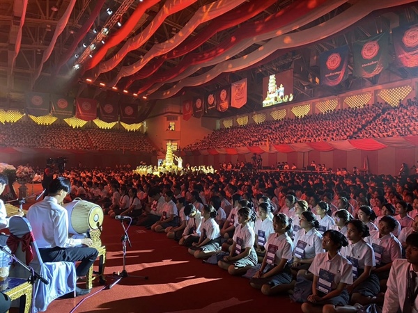 รองศาสตราจารย์ ดร.นันทนา วงษ์ไทย รองคณบดีฝ่ายวิชาการและวิจัย รักษาการแทนคณบดีคณะมนุษยศาสตร์ พร้อมด้วยรองคณบดีฝ่ายพัฒนาศักยภาพนิสิตและกิจการพิเศษ เข้าร่วมพิธีประดับเนกไทและเข็มตราสัญลักษณ์มหาวิทยาลัย