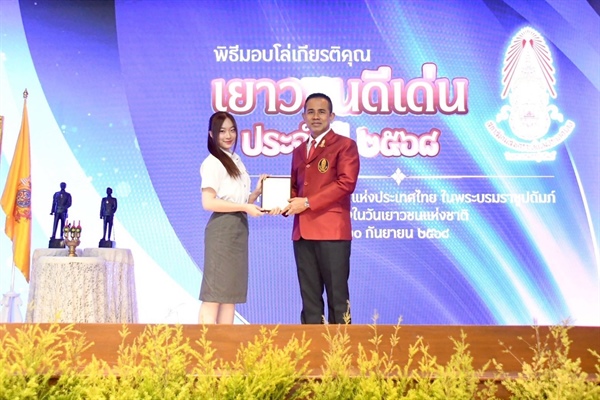 20 กันยายน 2568 น.ส.จิรภิญญา จันทวรรณกูร หรือ เบอร์รี่ BNK48 นิสิตหลักสูตร ศศ.บ. สาขาวิชาภาษาเพื่อการสื่อสาร (หลักสูตรนานาชาติ) เข้ารับโล่เกียรติคุณ "เยาวชนดีเด่น" ประจำปี 2568