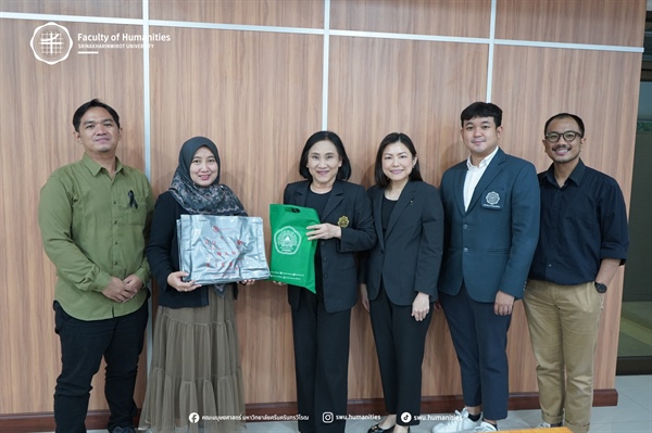 ดร.อัญชลี จันทร์เสม คณบดี ดร.สกุลรัตน์ วรธำรง ดร.ปริญญา ฉิมบรรเลง อาจารย์ Choirul Asari ร่วมต้อนรับ คณาจารย์จาก Universitas Islam Malang ประเทศอินโดนีเซีย เนื่องในโอกาสการประชุมความร่วมมือทางวิชาการ