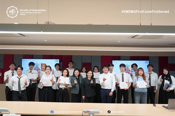 3 ธันวาคม 2568 | กิจกรรม ‘HMSWU FIRST COME FIRST SERVED’ สำหรับนิสิตแลกเปลี่ยนต่างชาติในคณะมนุษยศาสตร์ ได้รับเกียรติจาก ผู้ช่วยศาสตราจารย์ ดร.อัญชลี จันทร์เสม คณบดี มอบเกียรติบัตรให้แก่นิสิตแลกเปลี่ยน