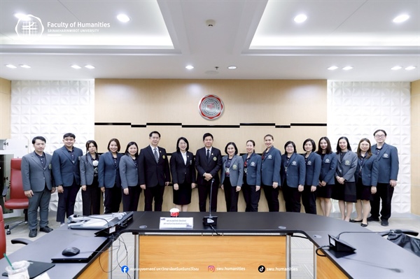 16 ธันวาคม 2568 | ผู้ช่วยศาสตราจารย์ ดร.อัญชลี จันทร์เสม คณบดีคณะมนุษยศาสตร์ พร้อมด้วยผู้บริหารคณะมนุษยศาสตร์ ให้การต้อนรับ รองศาสตราจารย์ ดร.ชลวิทย์ เจียรจิตต์ อธิการบดีมหาวิทยาลัยศรีนครินทรวิโรฒ