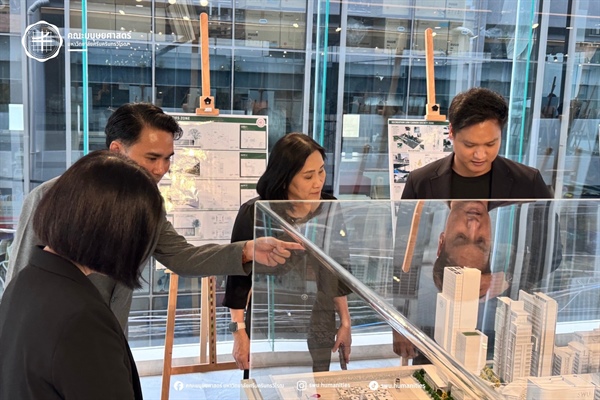 ผศ.ดร.อัญชลี จันทร์เสม คณบดีคณะมนุษยศาสตร์ มหาวิทยาลัยศรีนครินทรวิโรฒ ได้เข้าร่วมชมนิทรรศการจัดแสดงผลงานวิจัยของภาควิชาการออกแบบทัศนศิลป์ วิชาเอกการออกแบบภายใน คณะศิลปกรรมศาสตร์