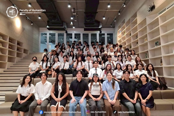 หลักสูตร ศศ.บ.ภาษาอังกฤษ จัดโครงการเชื่อมสายสัมพันธ์และเพิ่มพูนทักษะการเข้าสังคมในรั้วมหาวิทยาลัยเพื่อส่งเสริมให้นิสิตได้รับความรู้ แนวคิด และประสบการณ์จากศิษย์เก่า