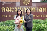 ผู้ช่วยศาสตราจารย์ ดร.อัญชลี จันทร์เสม คณบดี พร้อมด้วยผู้บริหารและบุคลากรคณะมนุษยศาสตร์ ร่วมแสดงความยินดีแก่ นางสาวศุภนิดา เฮ็งนิรันดร์ นักวิเคราะห์นโยบายและแผน