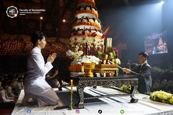 ผู้บริหารเข้าร่วมพิธีประดับเนกไทและเข็มตราสัญลักษณ์มหาวิทยาลัยให้แก่ผู้แทนนิสิตคณะมนุษยศาสตร์ ในโครงการปฐมนิเทศ ต้อนรับนิสิตใหม่ และกิจกรรมเสริมสร้างอัตลักษณ์นิสิต