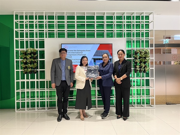 Dr. Attasith Boonsawasd, Director of Center for International Studies welcomed the delegates from Ascott International Management (Thailand) Ltd.