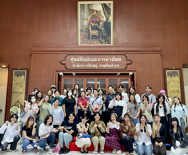 14 พฤษภาคม 2568 คณาจารย์และนิสิตหลักสูตร ศศ.บ.ปรัชญาและศาสนา ร่วมโครงการผลิตสื่อสร้างสรรค์ทางปรัชญาและศาสนา เข้าศึกษาดูงานศิลปะการช่างไทย ที่สำนักช่างสิบหมู่ กรมศิลปากร