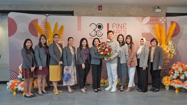 คณะมนุษยศาสตร์ ร่วมมอบดอกไม้แสดงความยินดีเนื่องในโอกาสครบรอบ 32 ปี คณะศิลปกรรมศาสตร์ มศว