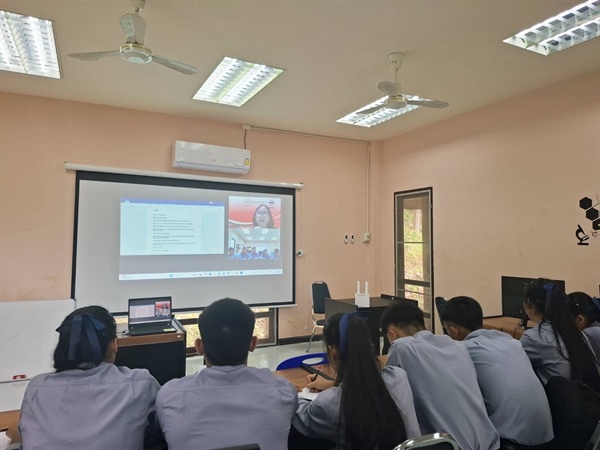 คณะมนุษยศาสตร์ มศว สานต่อโครงการพัฒนาทักษะสื่อสารสองภาษาเพื่อการศึกษาที่เท่าเทียม จัดการเรียนการสอน ผ่านทางไกล ให้เด็ก ๆ สาธิต แม่แจ่ม
