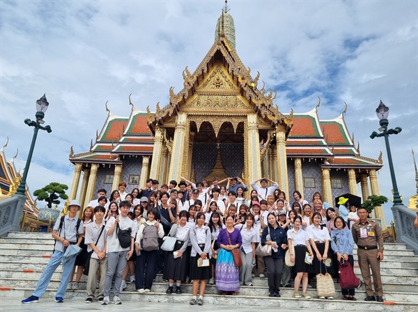 นักศึกษาสาขาวิชาภาษาญี่ปุ่นพานักศึกษาแลกเปลี่ยนจาก Meji University ไปทัศนศึกษาวัดพระศรีรัตนศาสดารามและพระบรมมหาราชวัง