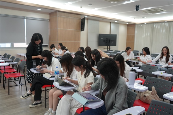 บรรยากาศภายในห้องเรียนของนิสิตแลกเปลี่ยนจาก Zhejiang International Studies University