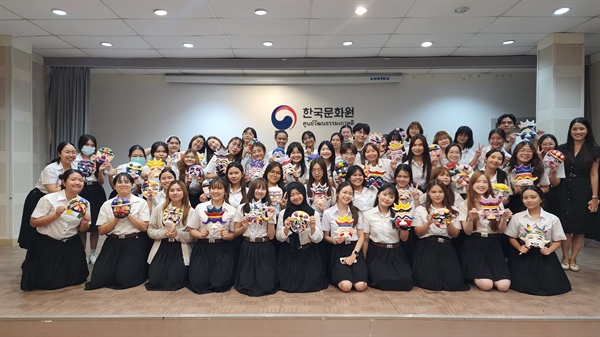 19 กันยายน 2568 นิสิตสาขาวิชาภาษาเกาหลีในรายวิชา KOR161 สังคมและวัฒนธรรมเกาหลี เดินทางไปศึกษาดูงาน ณ ศูนย์วัฒนธรรมเกาหลี เยี่ยมชมนิทรรศการ Production Design: Scene Architects Build On-Screen World