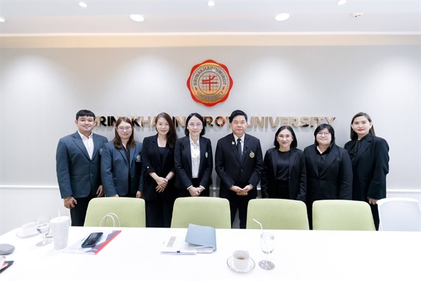 3 พฤศจิกายน 2568 ผู้ช่วยศาสตราจารย์ ดร.อัญชลี จันทร์เสม คณบดีคณะมนุษยศาสตร์ พร้อมด้วยผู้บริหารคณะฯ เข้าร่วมรับฟังนโยบายบริหารมหาวิทยาลัยจากอธิการบดีมหาวิทยาลัยศรีนครินทรวิโรฒ