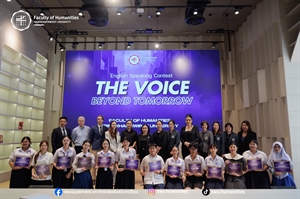 ผู้ช่วยศาสตราจารย์ ดร.อัญชลี จันทร์เสม คณบดีคณะมนุษยศาสตร์ พร้อมด้วยผู้บริหารและตัวแทนคณะกรรมการให้เกียรติมอบโล่เกียรติยศ เกียรติบัตร พร้อมทุนการศึกษาแก่ผู้เข้าประกวด