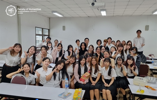 ผศ.ดร.ภัทร์อร พิพัฒนกุล ร่วมกับนิสิตสาขาภาษาญี่ปุ่นชั้นปี 2-3...