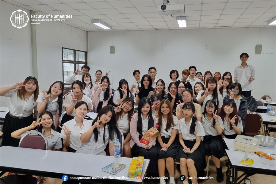 ผศ.ดร.ภัทร์อร พิพัฒนกุล ร่วมกับนิสิตสาขาภาษาญี่ปุ่นชั้นปี 2-3...