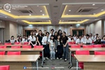 หลักสูตร ศศ.บ.ภาษาอังกฤษ (โครงการพิเศษ) จัดโครงการเชื่อมสายสัมพันธ์และเพิ่มพูนทักษะการเข้าสังคมในรั้วมหาวิทยาลัยสำหรับนิสิตหลักสูตร ศศ.บ. สาขาวิชาภาษาอังกฤษ (โครงการพิเศษ) โดยมีศิษย์เก่าร่วมอภิปราย