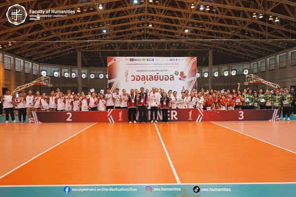 ผู้บริหารร่วมเป็นประธานในพิธีมอบเหรียญรางวัลและของที่ระลึกแก่นักกีฬาวอลเลย์บอลที่เข้าร่วมการแข่งขัน  รอบชิงชนะเลิศ ในกีฬาบุคลากรมหาวิทยาลัยแห่งประเทศไทย