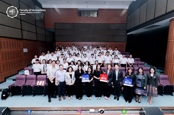 ฝ่ายการสื่อสารและภาพลักษณ์องค์กร พร้อมด้วยตัวแทนนิสิตจากคณะมนุษยศาสตร์  ร่วมให้การต้อนรับ และแนะนำคณะมนุษยศาสตร์ เพื่อส่งเสริมความสนใจในการศึกษาต่อให้แก่นักเรียนจากมูลนิธิทุนการศึกษาพระราชทานสมเด็จพระ