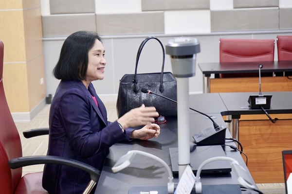 ผู้ช่วยศาสตราจารย์ ดร.อัญชลี จันทร์เสม คณบดี เป็นประธานกล่าวเปิดโครงการเขียนคู่มือเพื่อขอเลื่อนตำแหน่งของสายปฏิบัติการ โดยได้รับเกียรติจากคณาจารย์คณะมนุษยศาสตร์เป็นวิทยากร